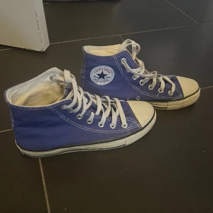 Converse - Säljer mina converse då dom inte används. Har lite defekter som syns på sista bilden så därav säljs dom för 80kr. Storlek 39, 80kr + frakt!😍
