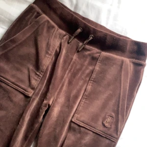 Juicy byxor  - Bruna juicy couture byxor. I fint skick, pris kan diskuteras vid snabb affär🥰