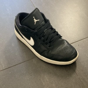 Air Jordan 1 Low - Ett par riktigt feta Jordan 1s som jag köpte för ungefär 1 år sedan på Nike store för 1000kr och nu säljer jag dem för 400. Skorna är väldigt lite använta och skick 8/10. 
