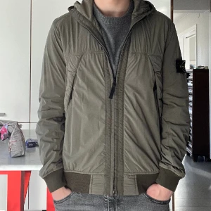 Stone island jacka - Säljer min gröna stone island jacka. Nästan oanvänd och väldigt bra skick. Säljer pga att jag växt ur den. Storlek S (modellen är 180)  Nypris mellan 5-6 tusen