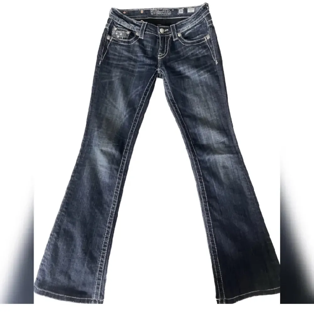 Säljer mina skitsnygga miss me jeans som är mörkblå med typ usa flagga där jag eller hur man ska säga. Skick är 10/10 och säljer då jag inte använder de längre❤️ (lånade bilder från förra ägaren) Skriv jättegärna om ni har några frågor!!. Jeans & Byxor.
