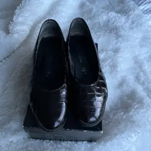 Super fina och jätte sköna svarta lackade skor med krokodil mönster. Passar bra till vardags men går även att klä upp o göra riktigt snyggt! Storlek 39,5