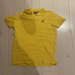 Lyle and scott piké köpt för några år sedan som jag växt ur. 10/10 skick inga fel på den. Juniorstorlek, passar 12-13 åringar. 