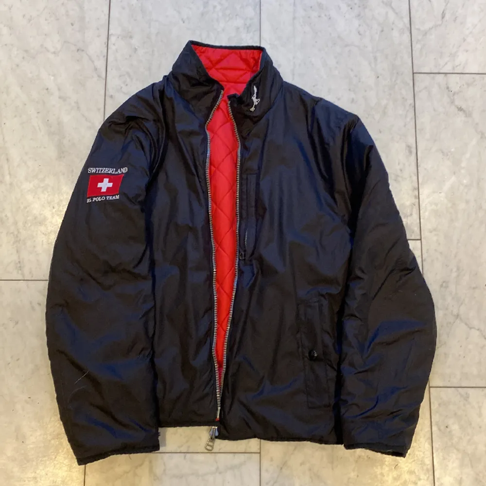 Säljer en tvåsidig ralph lauren jacka i gott skick. Jackan är storlek L, men passar M lika bra. Takit.