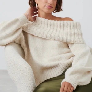 Off shoulder vit/beige stickad tröja - Säljer denna off shoulder vit/beige stickad tröja från gina. Nypris 400 kr, är som ny💗