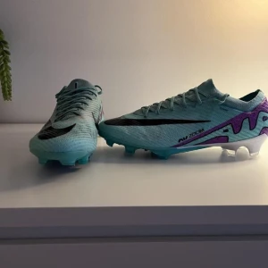 Nike Mercurial Vapor ”Peak Ready” - Säljer dessa då dem inte används längre. Skicket är 8/10 men är bara använda 4-5 träningar på konstgräs. Storlek 45.5, passar 45.