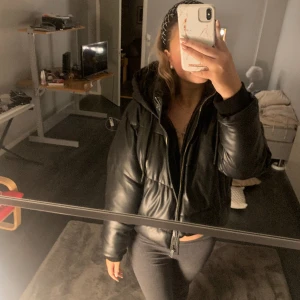 Svart zara jacka  - Säljer denna svarta jacka i fejk läder användes en del förr förra vintern men inga fel på den. Den är köpt för 700