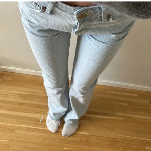 lågmidjade jeans  - (lånad bild) köpte på plick men säljer vidare då jag inte tycker dom passar mig så bra. jag har endast använt dom 1 gång passar mig som bär xs/32-34 i jeans och är 163 kom privat för egna bilder 