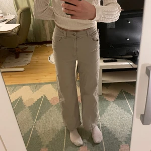 Cargobyxor  - Beiga, fast lite mer åt det kalltoniga (gråaktiga) beiga, cargobyxor som är skitsnygga och bekväma. Passar för mig som är vanligtvis en 38 och är 174cm lång!🩵