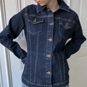 Jeansjacka - Tight jeansjacka med 2000tals känsla. Nyköpt och knappt använd. Pris kan diskuteras. Frakt tillkommer men kan annars mötas upp vid Medborgarplatsen i Stockholm.   