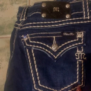  miss me lowwaisted jeans - Ett par snygga bootcut miss me jeans som tyvärr är för stora för mig💋lite slitage, annars inga defekter vad jag kan se och helt oanvända av mig💋 midjemått: 80cm innerbenslängd: 84cm