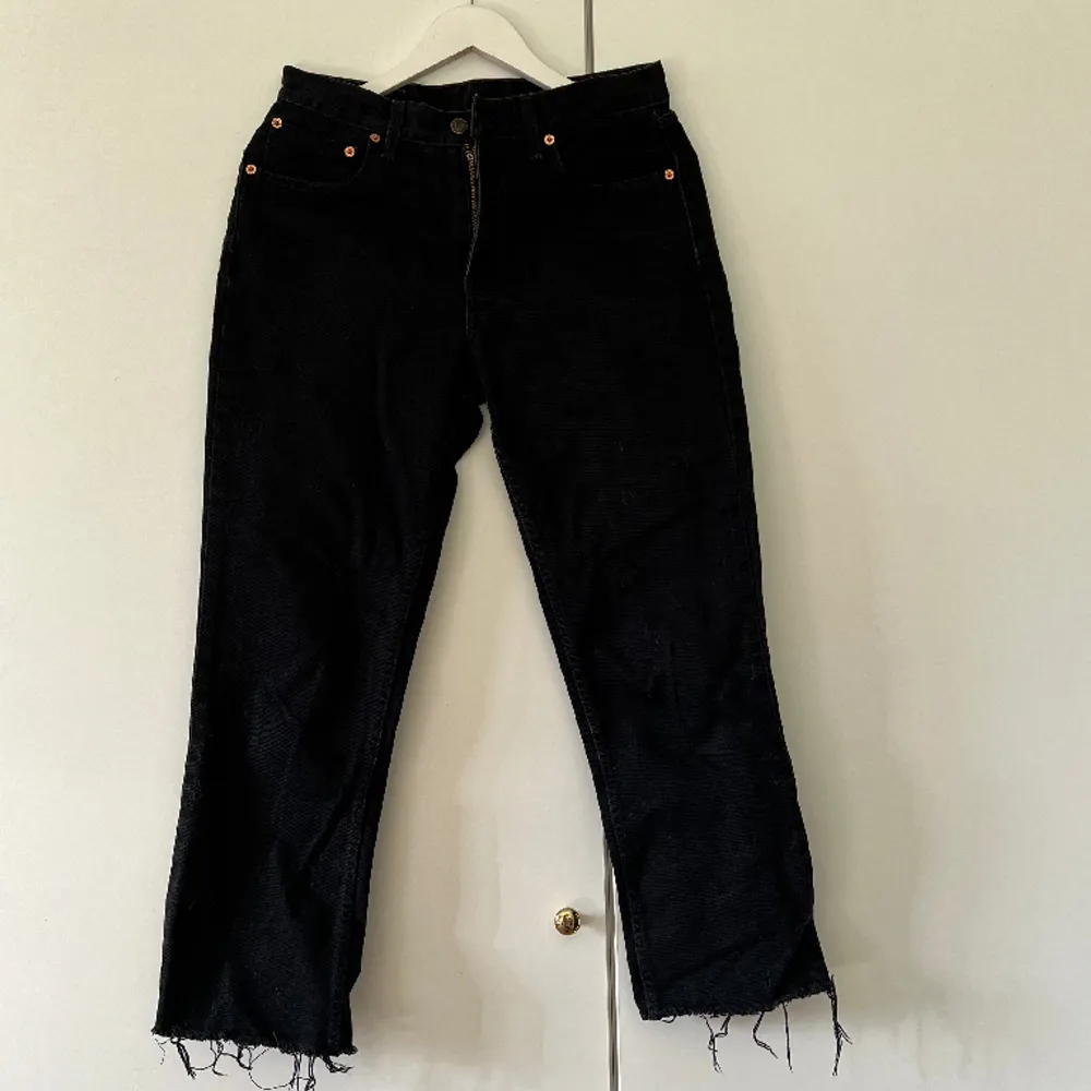 Levis jeans i storlek W 32 L 34  Däremot är de klippta och är något korta än längden 🖤  Jag är 162 lång och är något korta på mig därav jag inte använder dem . Jeans & Byxor.