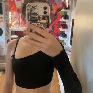 Tröja med en arm  - En skitsnygg svart tröja som har en arm, den är ribbad och är använd 1 gång! Vet tyvärr inte storleken då jag klippt bort lappen men skulle tro att det är xs! 