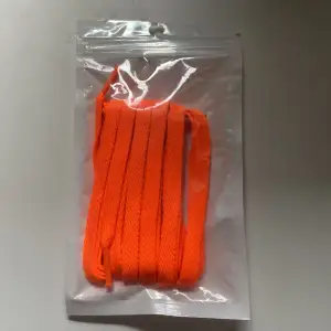Ett par oanvända skosnören i färgen Orange