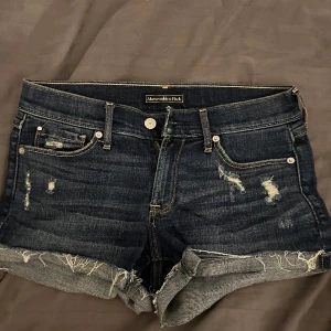Jeansshorts - jeansshorts från Abercrombie & Fitch, passar S💞