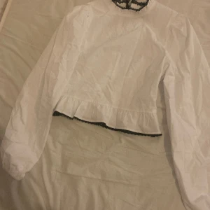  Vit och svart blus/topp - Jätte fin och gullig topp i storlek S.  Man kan det finns dragkedja vid sidan som man kan öppna