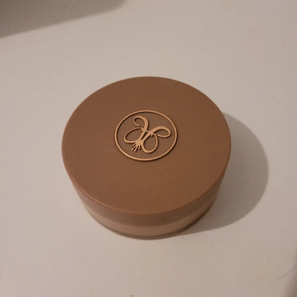 Säljer denna jättefina cream bronzern från Anastasia beverly hills i färgen sun kissed. Endast testad men den var inte riktigt min färg💞 köpt på lyko för 379 kr, är även öppen för byte med någon annan färg om det skulle vara intressant🥰. Övrigt.