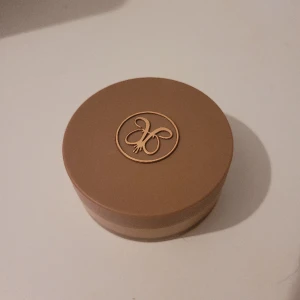 Cream bronzer - Säljer denna jättefina cream bronzern från Anastasia beverly hills i färgen sun kissed. Endast testad men den var inte riktigt min färg💞 köpt på lyko för 379 kr, är även öppen för byte med någon annan färg om det skulle vara intressant🥰