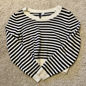 Tröja  - En svart/vit randig tröja. Ganska kort i längden 💗