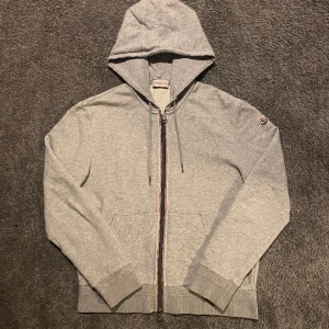Moncler zip Hoodie  - Säljer nu denna moncler zip Hoodie fint skick vill säga 9/10 storlek M men sitter mindre 
