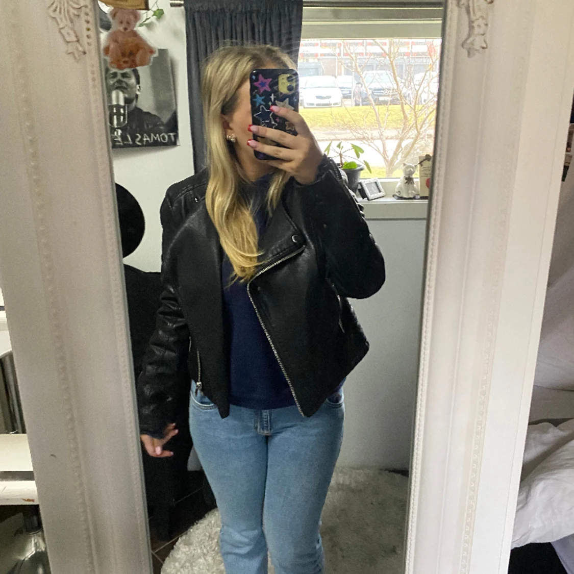 En svart skinn jacka
