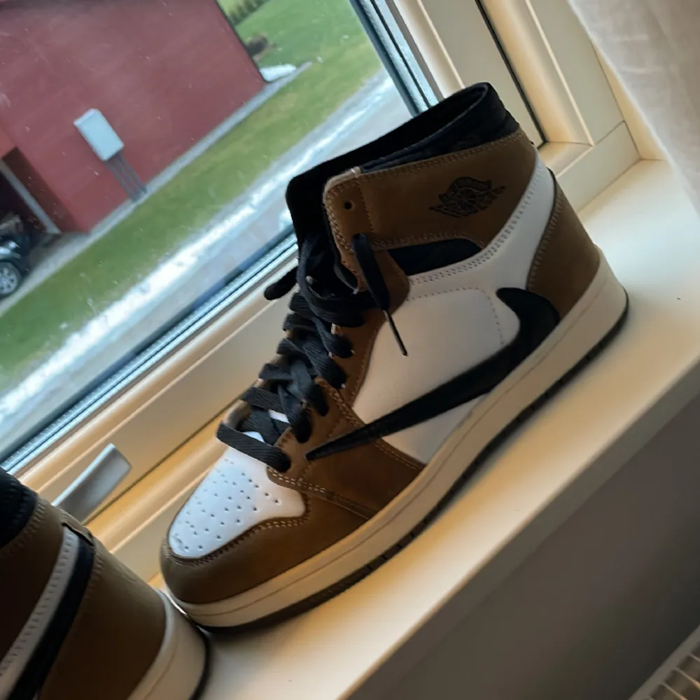 Travis scott jordan 1 storlek 41 ett par creese skydd och rosa snörren får man med Fake. Skor.