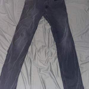Säljer mina Hugo boss jeans mörkgrå storlek 31 