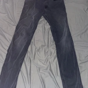 Hugo boss jeans - Säljer mina Hugo boss jeans mörkgrå storlek 31 