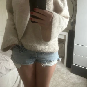 Jeans shorts - Även dom här snygga shortsen också från Zara! Sitter superfint och väldigt bekväma! 10/10, älskar!!