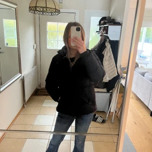 Dunjacka - Jag säljer en dunjacka som är i rätt bra skick, passar mig som är 171, men de går o justera lite. Den är från Massimo dutti!