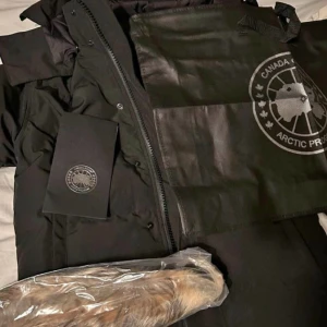 Canada Goose Wyndham Parka - En ÄKTA Canada Goose Wyndham Parka i perfekt skick i storlek M Påse och tags följer med PRIS KAN DISKUTERAS VID SNABB AFFÄR
