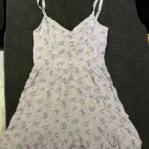 Sommarklänning  - En lila sommarklänning i storlek s från märket hollister. Inte använd över huvud taget.