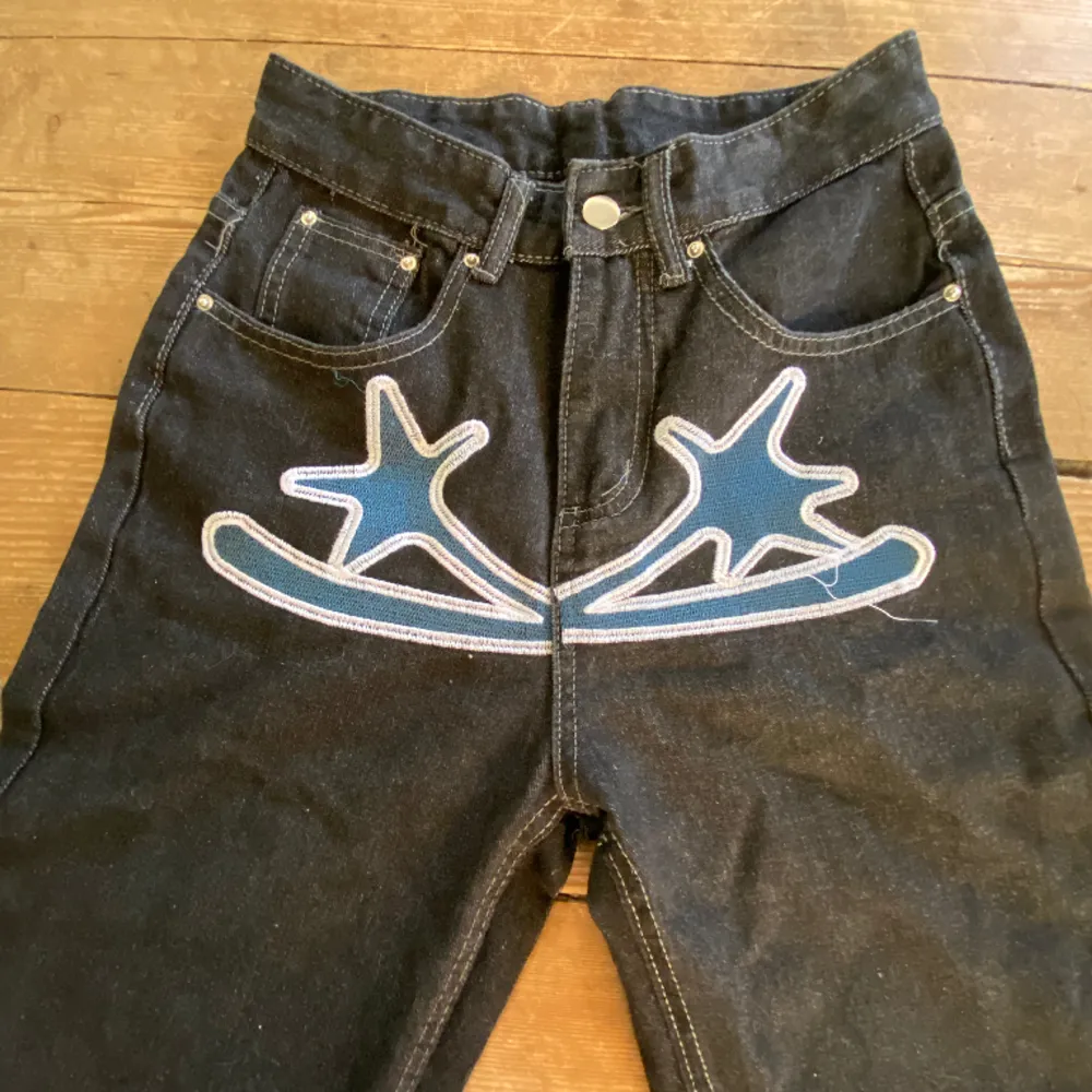 Liten midja, 66cm omkrets Längd 101cm Y2k jeans. Köpte på amazon säljer för de är för små. Jeans & Byxor.