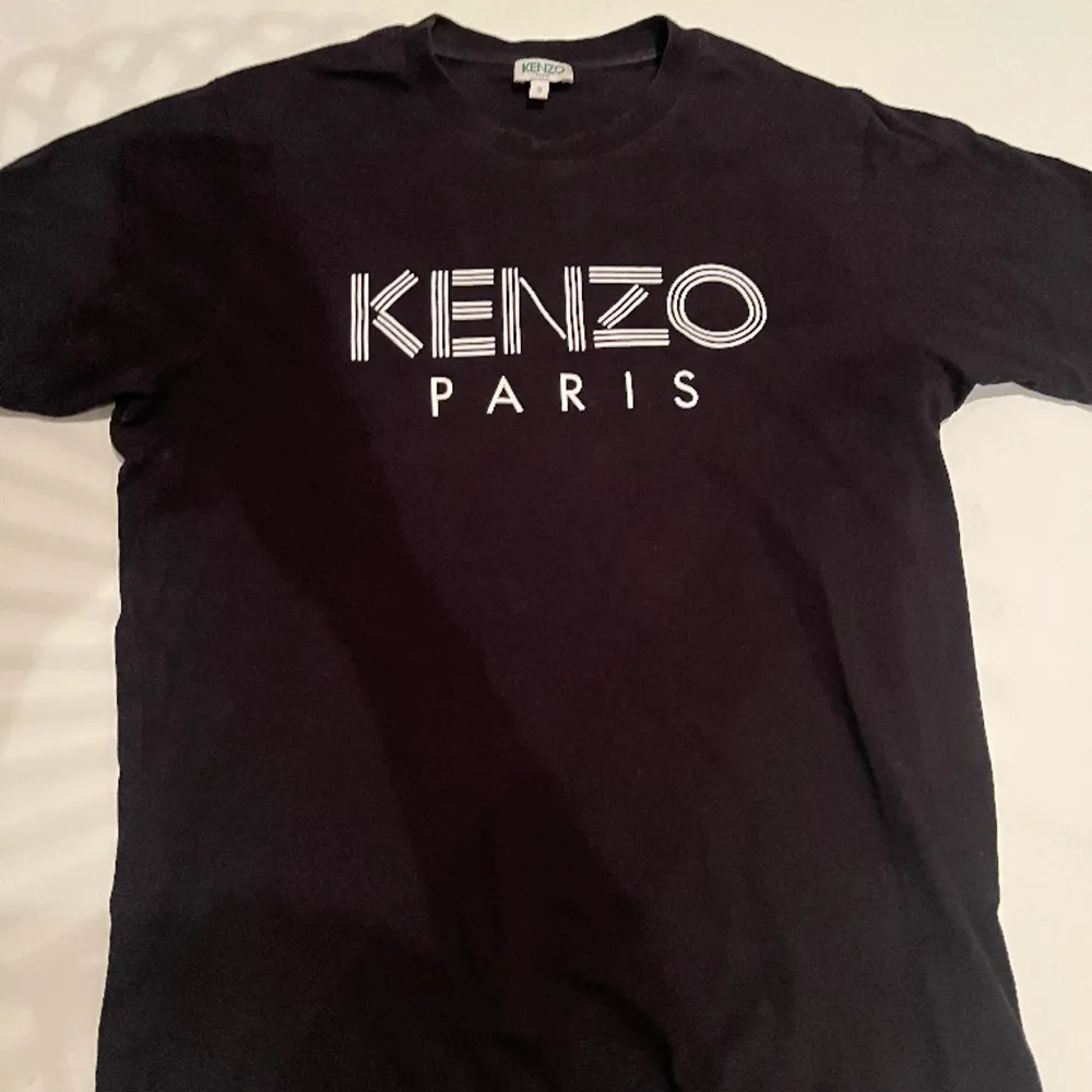 Hej! Säljer en svart Kenzo t-shirt Mvh. T-shirts.