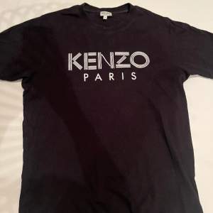 Hej! Säljer en svart Kenzo t-shirt Mvh