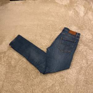 Ett par snygga Tiger of Sweden jeans i bra skick. Style: Pistolero. Storlek 31/34. Ny pris runt 1600kr. Hör av er vid frågor eller funderingar! 