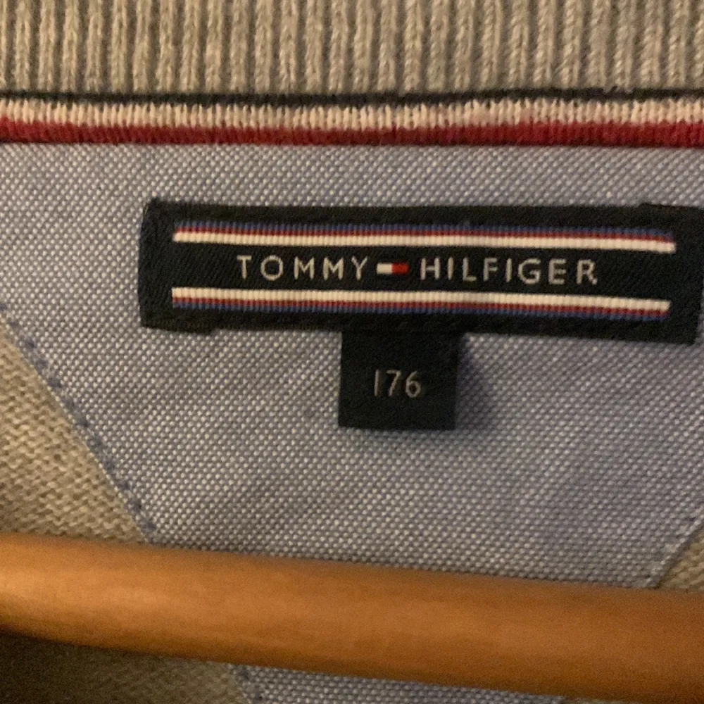 Säljer min Tommy hilfiger tröja som inte kommer till använd. Köpte den på NK för 800. Den är i nyskick och har används Max 5 gånger, inga defekter eller så.. Tröjor & Koftor.