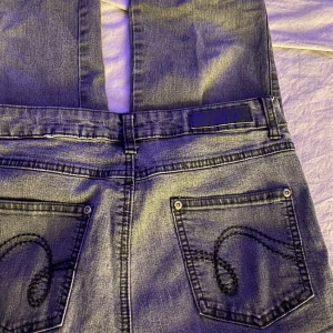 Grå jeans mid wiast - Säljer dessa super snygga jeans 😇❤️