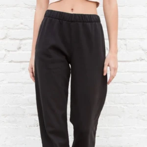 Sweatpants  - Söta byxor från Brandy Melville som tyvärr är korta på mig nu, sitter superskönt! Og pris 380 (första bilden är i svart men de är gröna!!)