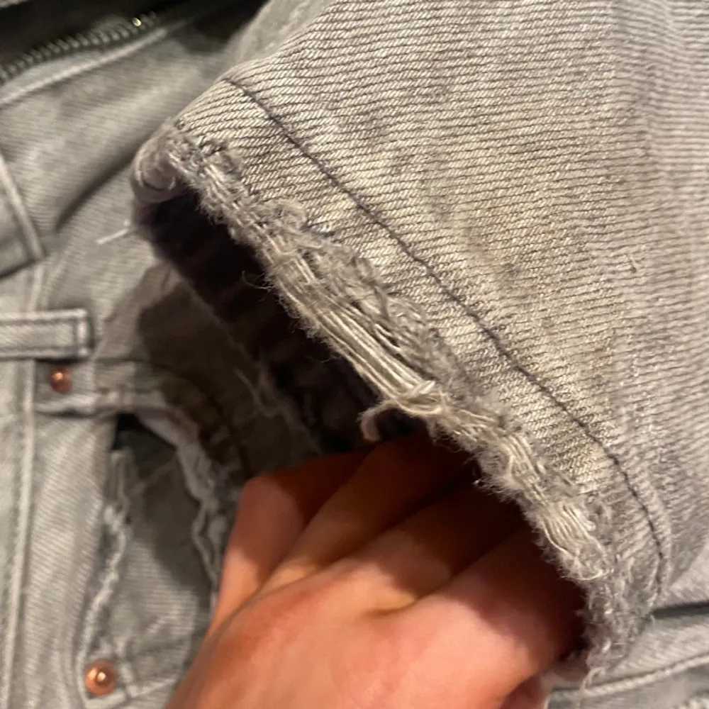 Säljer mina gråa jeans från Gina tricot då dom inte kommer till användning längre. Dom är lite slitna längst ner där bak, men inget man tänker på. . Jeans & Byxor.
