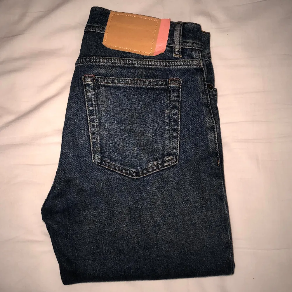 Slim fit straight jeans från acne studios blå konst. Storlek 29/32, bra skick!. Jeans & Byxor.
