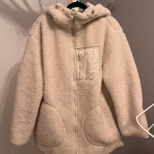 Teddyjacka - Jacka i Teddytyg, köpt från H&M sparsamt använd.