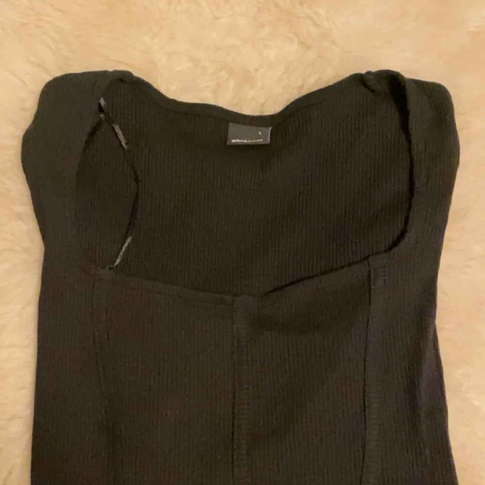 Nästan helt ny och oanvänd enkel tröja från ginatricot  ord pris 250kr Är tyvärr för stor på mig . Tröjor & Koftor.