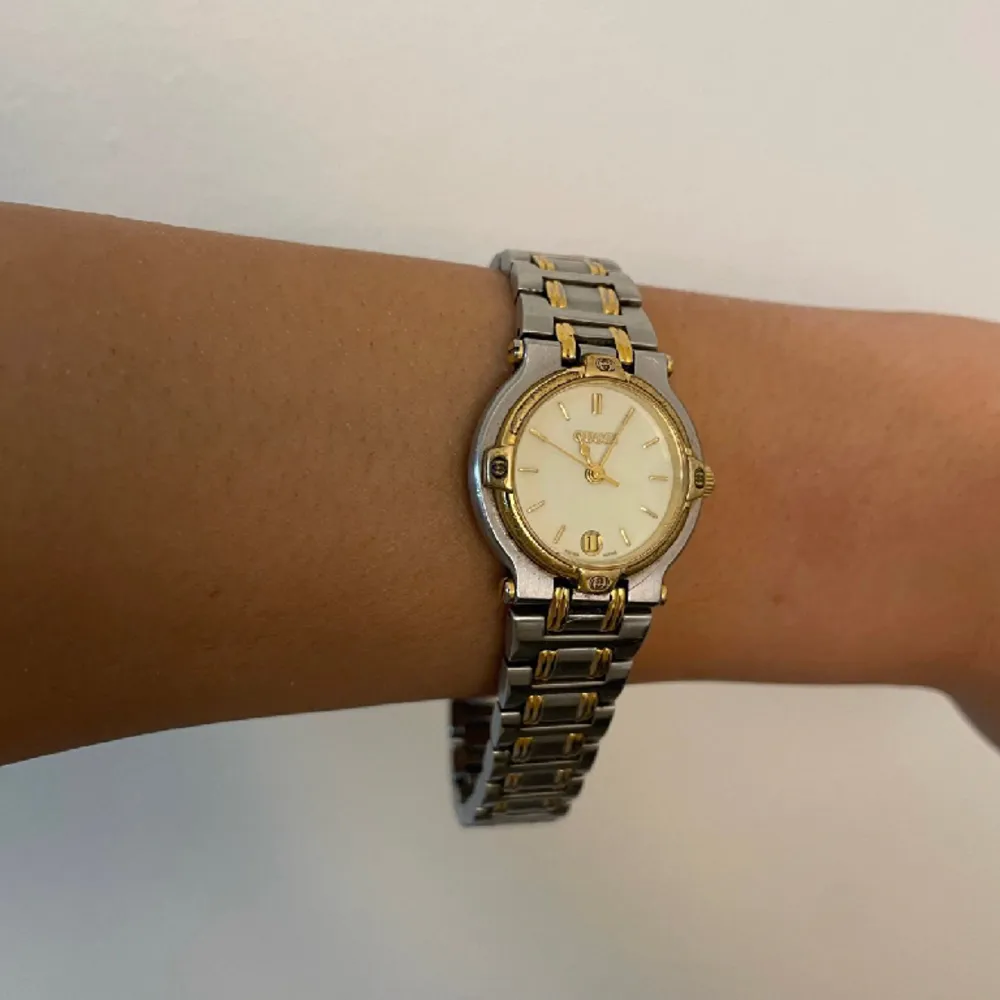 Superfin vintage Gucci armbandsur som ej tillverkas längre! Klockan fungera, batteriet är bytt. Klockan är i bra skick går att korta länken om man behöver. Uret är 22-23 mm tvärsöver . Accessoarer.