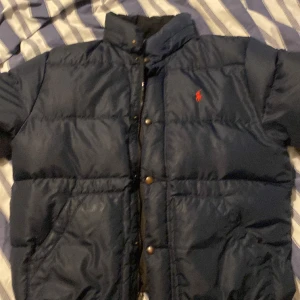 Blå Ralph lauren jacka - Ny Ralph jacka blå, snygg är L men passar lätt M. Lite slitaj  men syns inte om man inte kollar väldigt nära. Fråga om det är nåt jag är 183 och den passar bra