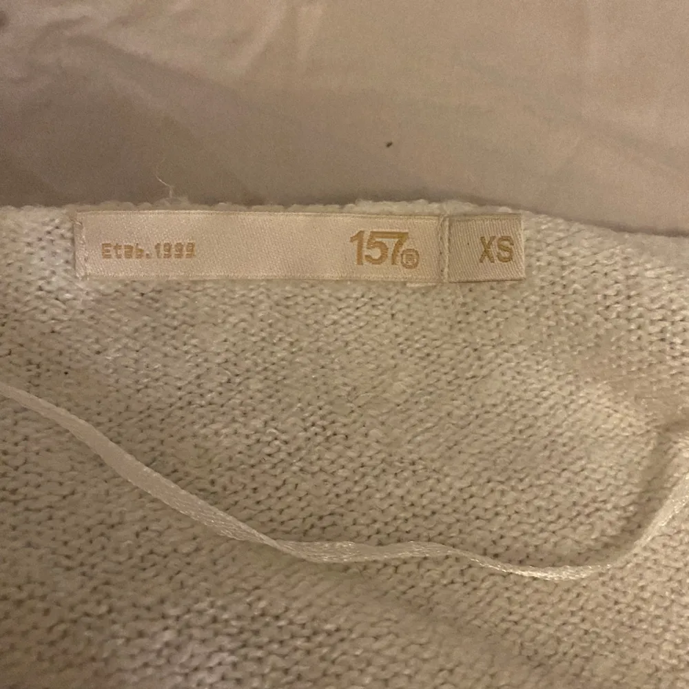 Säljer en vit stickad tröja från lager 157 i storlek XS. Använd nån gång bara o är i nyskick💕. Stickat.