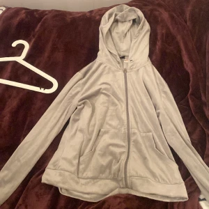 Kofta  - Grå mjuk kofta från Gina Tricot.  Finns tillhörande mjukusbyxor att köpa i butik.