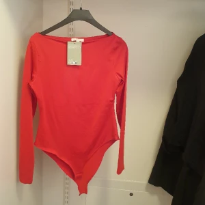 Body  - Röd body från h&m, ny med prislapp kvar 