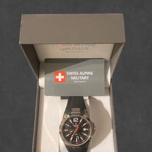 SKU	34322 Varumärke	Swiss Alpine Military Gravering	20 Boetts bredd	43 mm Safirglas Armband	Gummi / Silikon Armband bredd	22mm Vattentäthet 100m Klockan har ett Ronda RHQ 515 urverk