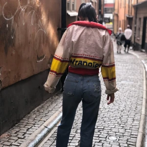 Retro jacka - Retro wangler jack. Väldigt snygg jacka om man stylar den rätt. Storlek vet jag inte då den är ganska gammal så lappen går ej att läsa. Men den går att knyta osv så att man kan anpassa sin kropp.